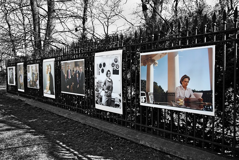 tn_2, Q-ltura – pisał i pstrykał FotoMaximus Wystawa „Kobiety” Annie Leibovitz na ogrodzeniu Ogrodu Botanicznego Uniwersytetu Warszawskiego - od 16 kwietnia do 15 maja.