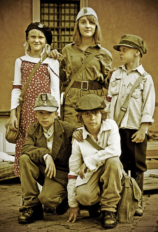 dzieci z grupy rekonstrukcyjnej "Mały Powstaniec", Stare Miasto, Warszawa2011